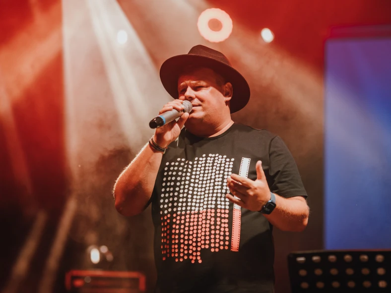 Bartek Michalczyk podczas koncertu z innymi artystami