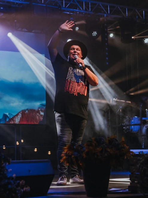 Bartek Michalczyk – portret sceniczny w półprofilu