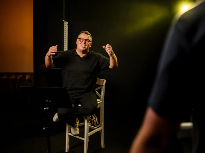 Bartek Michalczyk podczas lekcji śpiewu