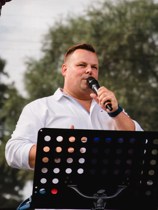 Bartek Michalczyk podczas koncertu na scenie