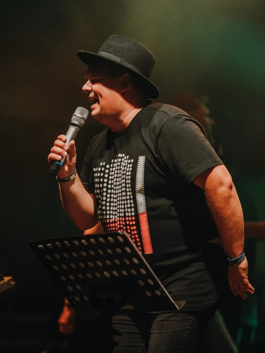 Występ wokalny Bartka Michalczyka w sali koncertowej