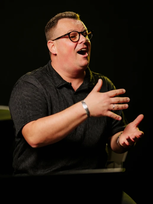 Osoba śpiewająca podczas zajęć wokalnych