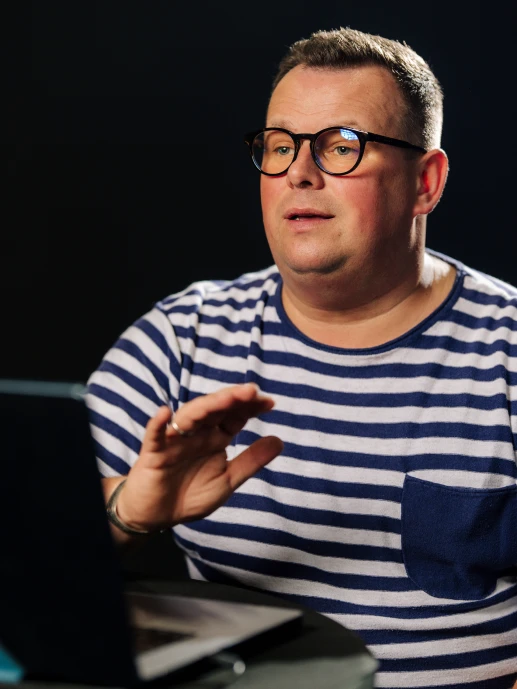 Nauczyciel śpiewu podczas lekcji wokalnej