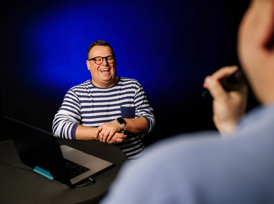 Osoba podczas nauki śpiewu – ilustracja tematu zajęć