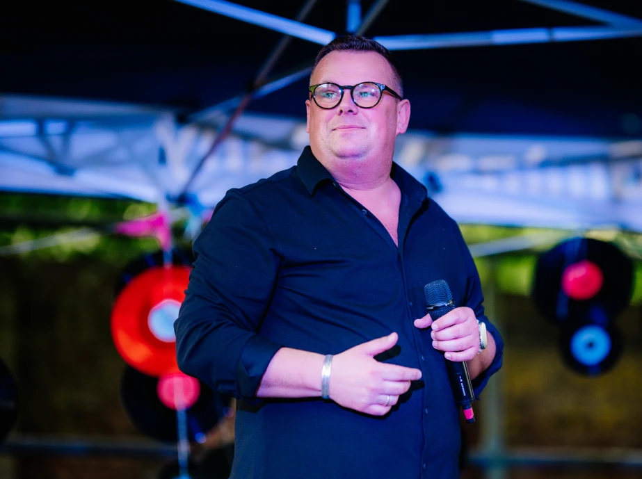 Portret Bartka Michalczyka symbolizujący siłę i emocje głosu.