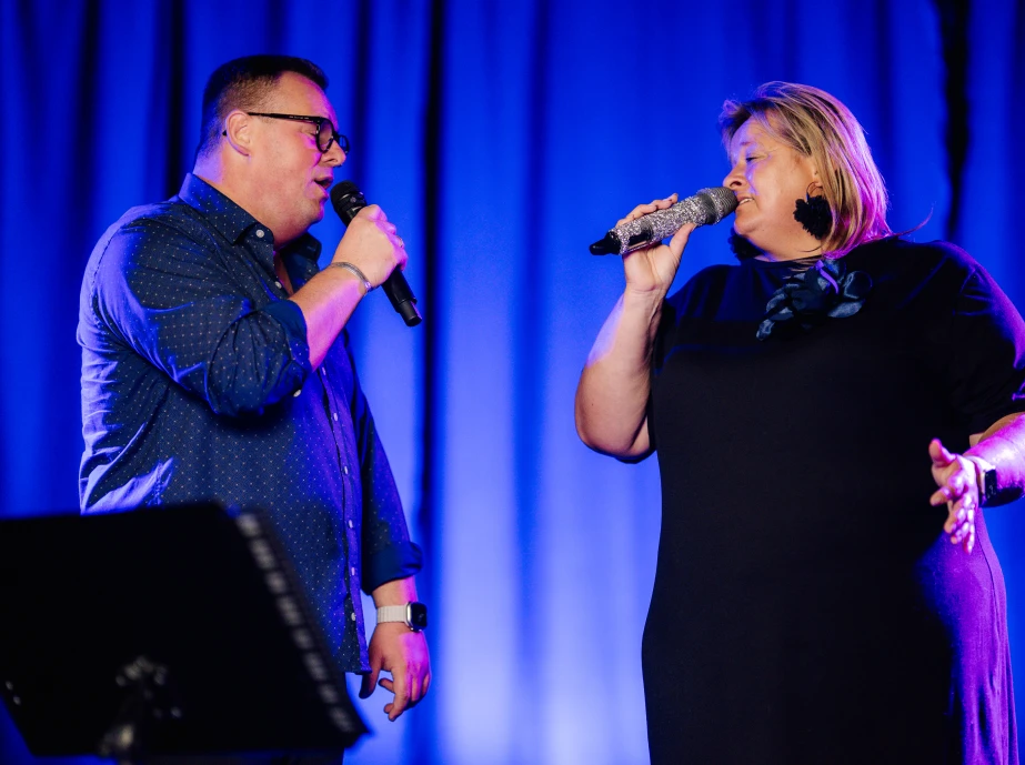Bartek Michalczyk i jego żona podczas wspólnego występu na scenie.