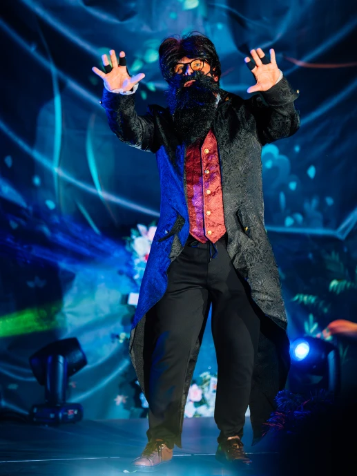 Bartek Michalczyk śpiewający w duecie na koncercie.