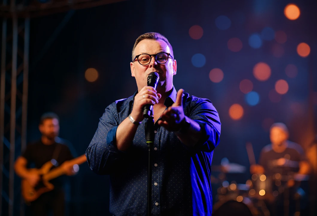 Bartek Michalczyk podczas koncertu na scenie